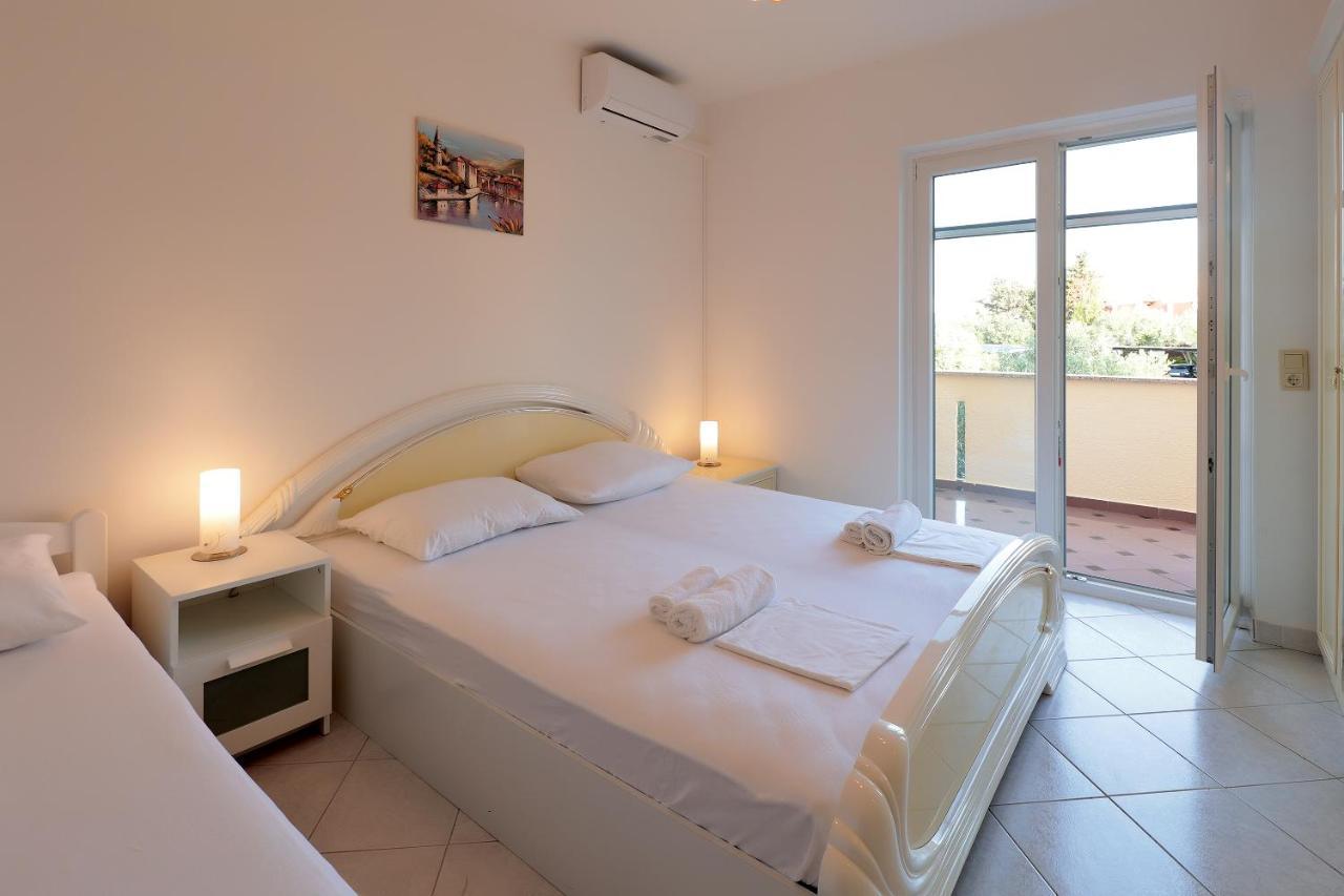 City Pool Apartments Novalja Bagian luar foto