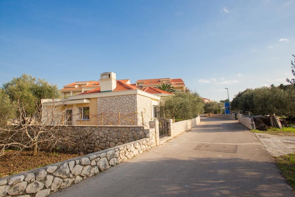 City Pool Apartments Novalja Bagian luar foto