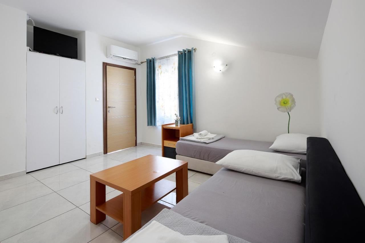 City Pool Apartments Novalja Bagian luar foto