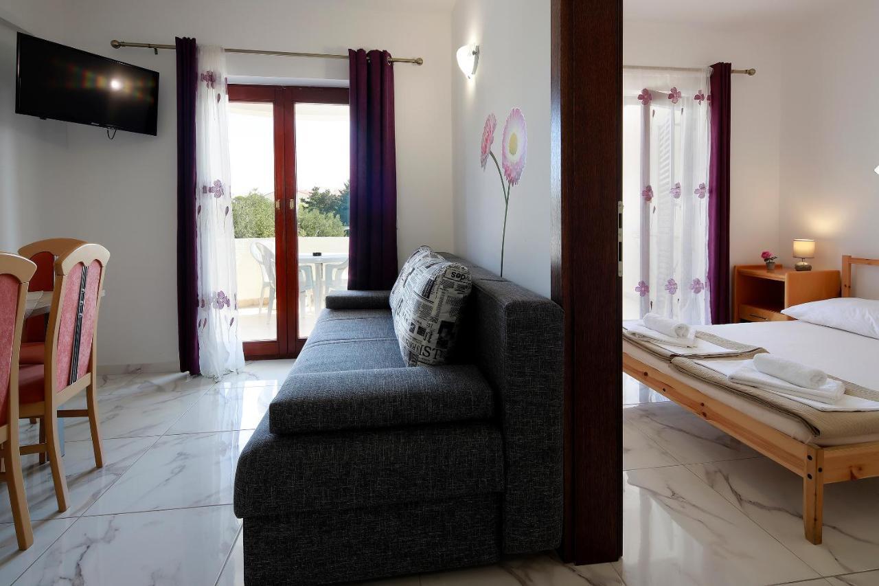 City Pool Apartments Novalja Bagian luar foto