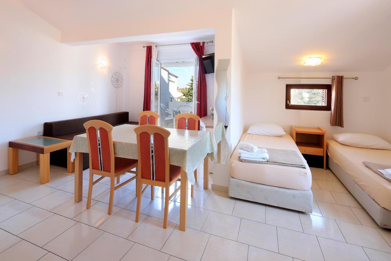 City Pool Apartments Novalja Bagian luar foto